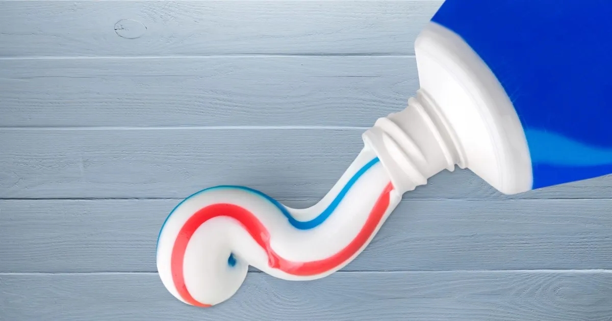 Ile trzymać pastę do zębów na pryszcze? Uważaj na skutki!