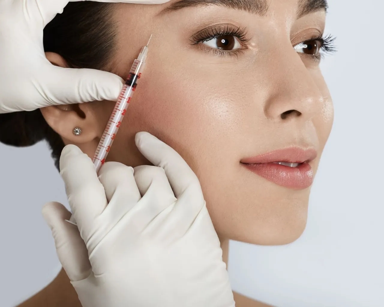 Kwas hialuronowy czy botox - który zabieg skuteczniej odmłodzi?