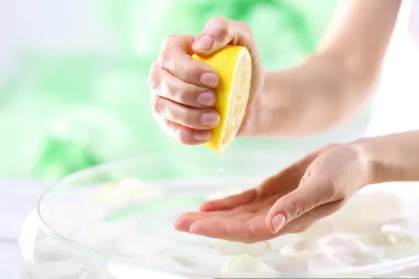 Jak skutecznie zmyć samoopalacz i uniknąć nieestetycznych plam