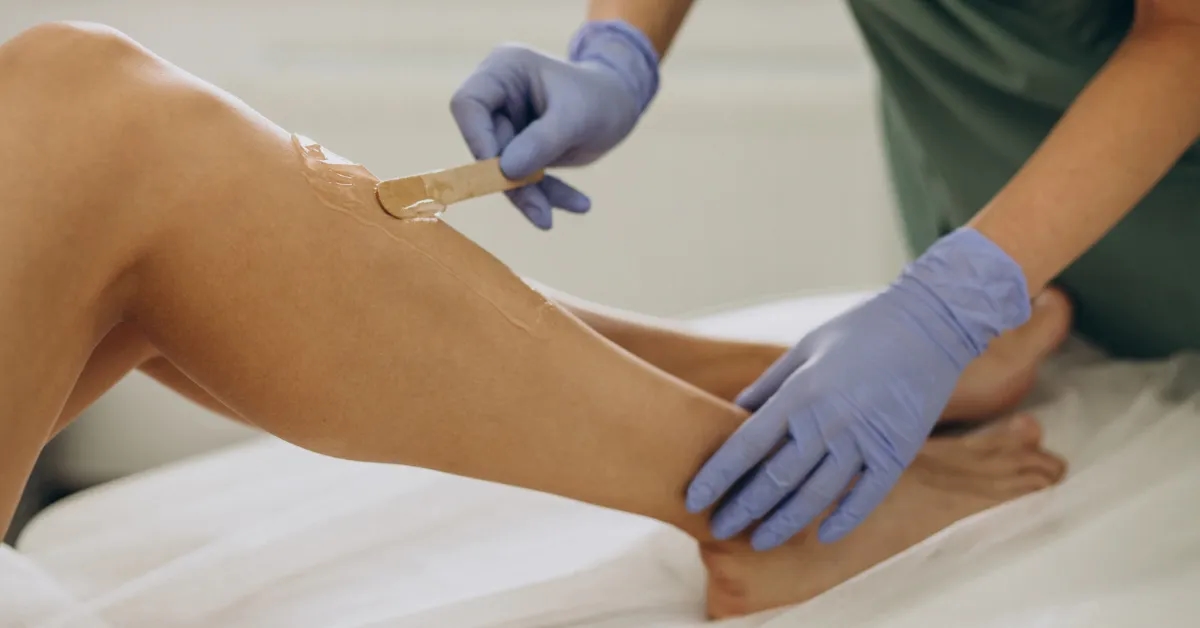 Jak przygotować się do depilacji woskiem, aby uniknąć bólu i podrażnień